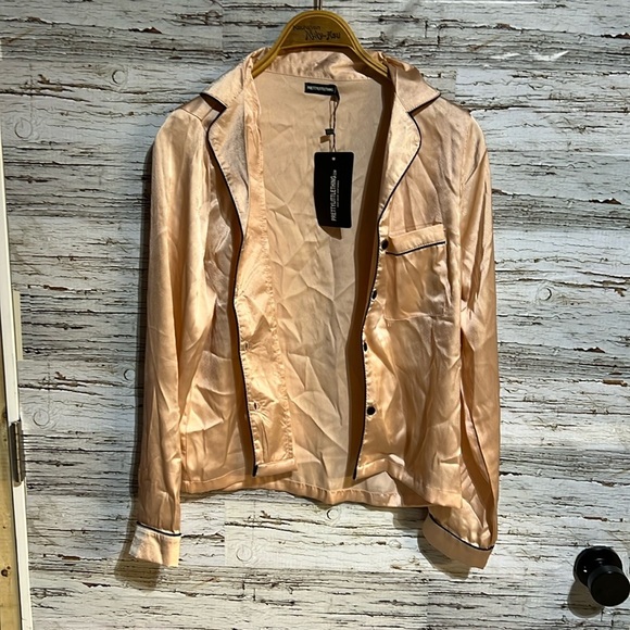 Prettylittlething button up blouse size small - Picture 2 of 9